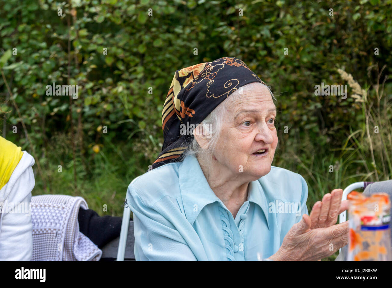 Retrato emocional de mi abuela Valya en la naturaleza en un chalet Foto de stock