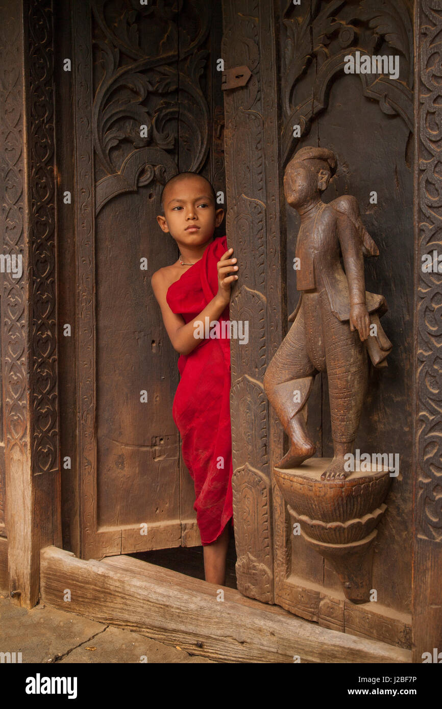 Myanmar, Mandalay. Monje novicio en la puerta del templo. Crédito: Jim Zuckerman / Galería / DanitaDelimont.com Jaynes Foto de stock