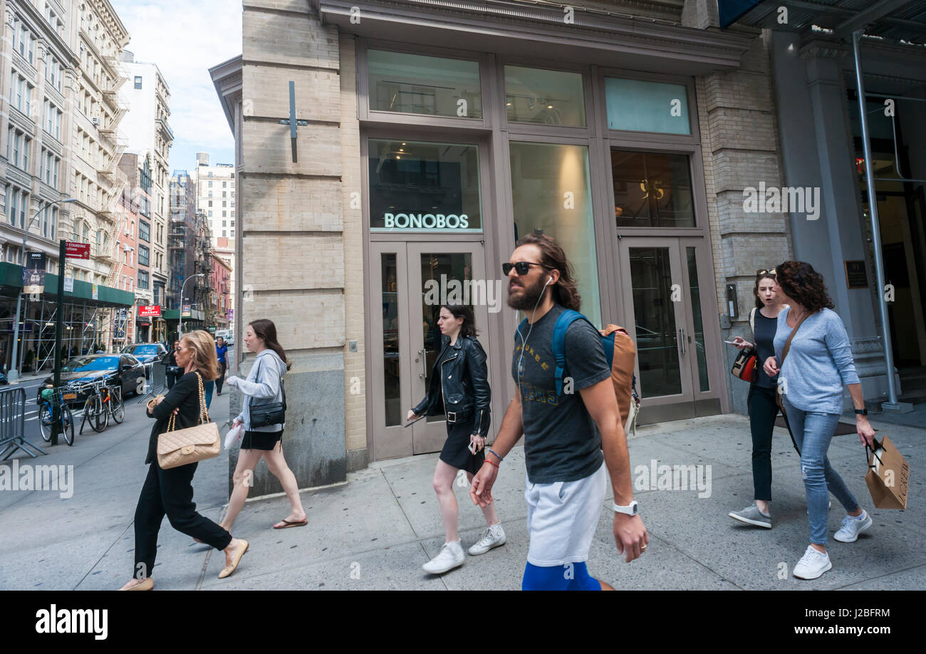 Los bonobos una tienda de ladrillo y mortero en Nueva York el lunes, 17 de  abril de 2017. Wal-Mart Stores Inc. informó a b en conversaciones para  comprar ropa de hombre online