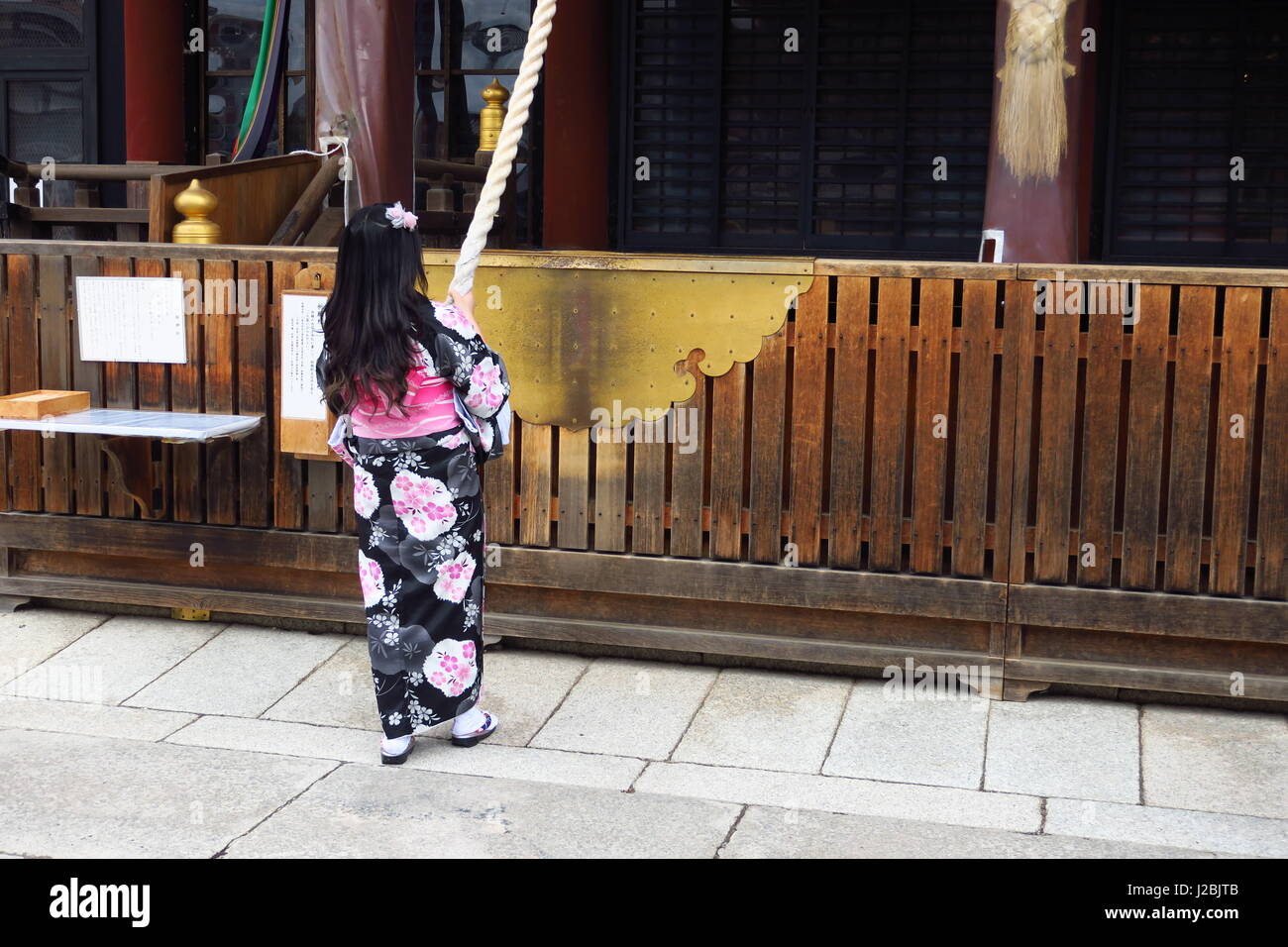 Orando en Fushimi Inari Geisha de Kioto santuario Foto de stock
