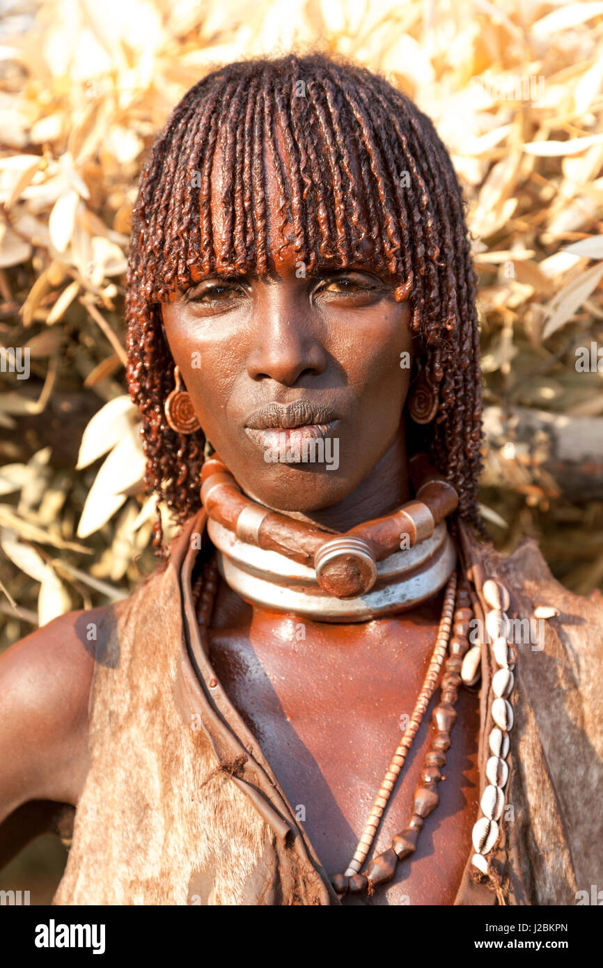 África, Etiopía, el valle del río Omo, Omo Sur Hamer tribu. Retrato de una  mujer Hamer con los tradicionales anillos de hierro alrededor de su cuello  mostrando su condición de primera esposa