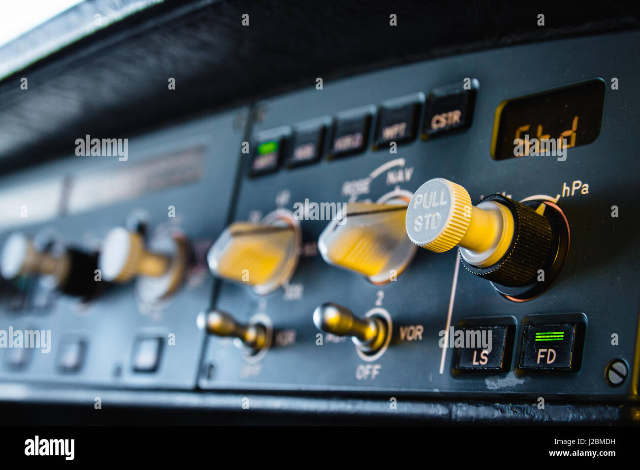 Airbus A320, panel de instrumentos y controles de piloto automático. Unidad de control de vuelo (FCU) con controles, diales y botones. Foto de stock