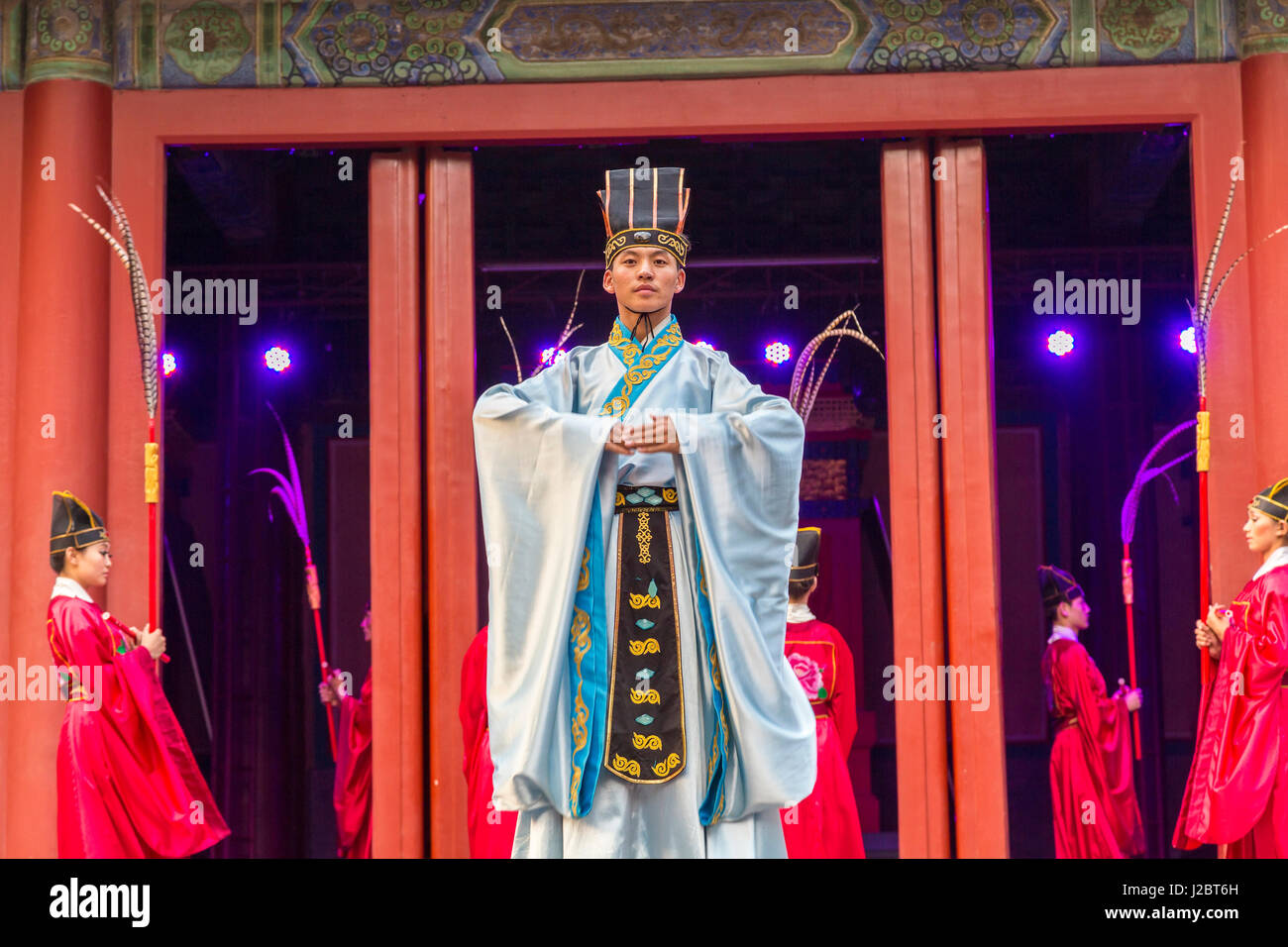 Espectáculo cultural con trajes de época, Beijing, China Foto de stock