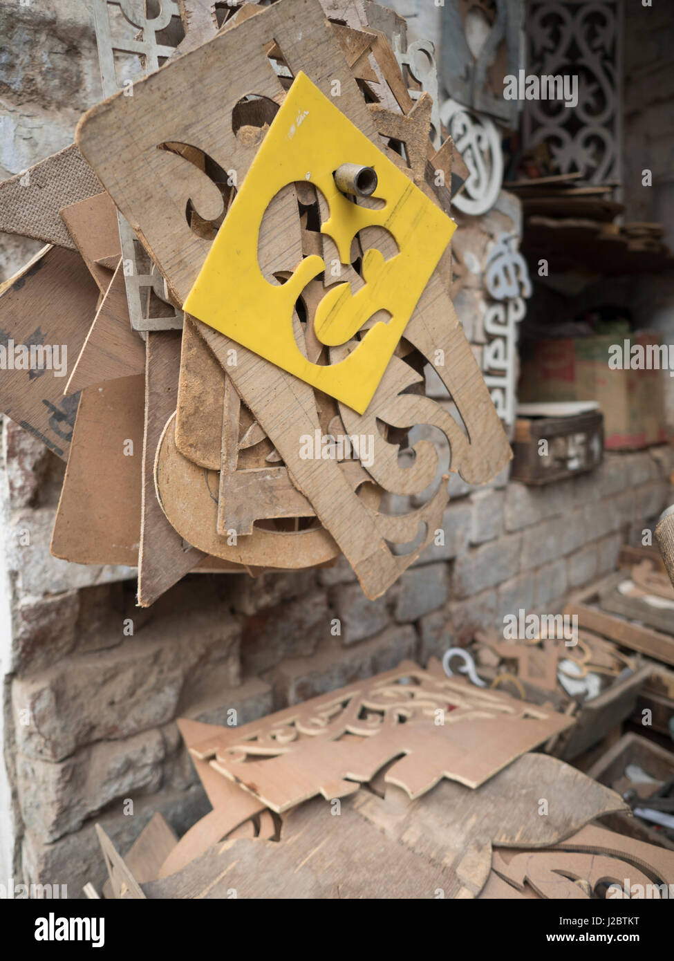 Marcos de madera tallada para venta en Amritsar, Punjab, India. Foto de stock