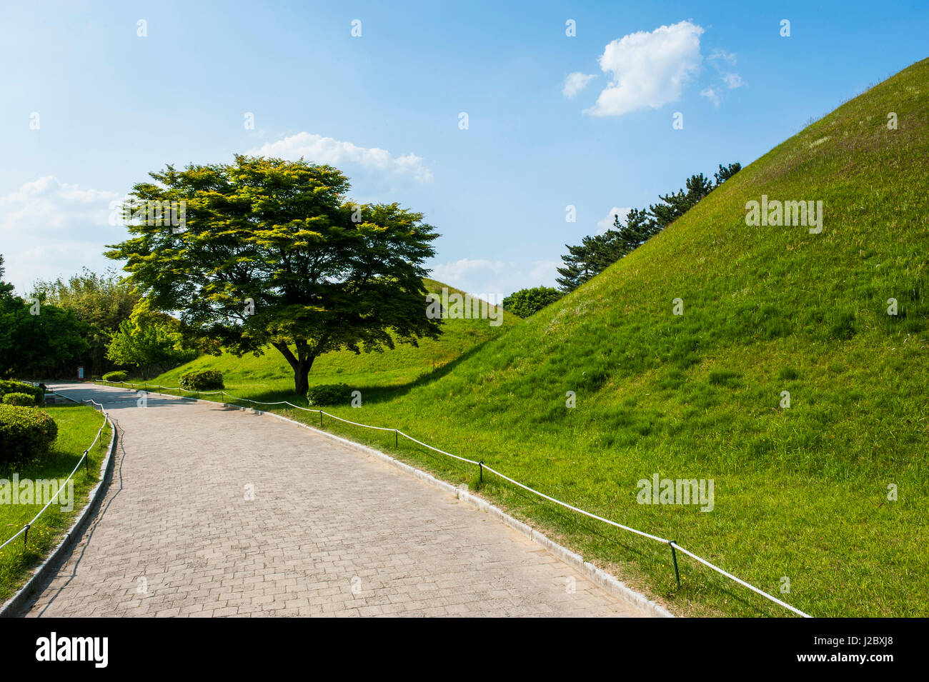 Túmulos Park con sus tumbas desde el Shilla reyes en el sitio del Patrimonio Mundial de la Unesco Gyeongju, Corea del Sur Foto de stock