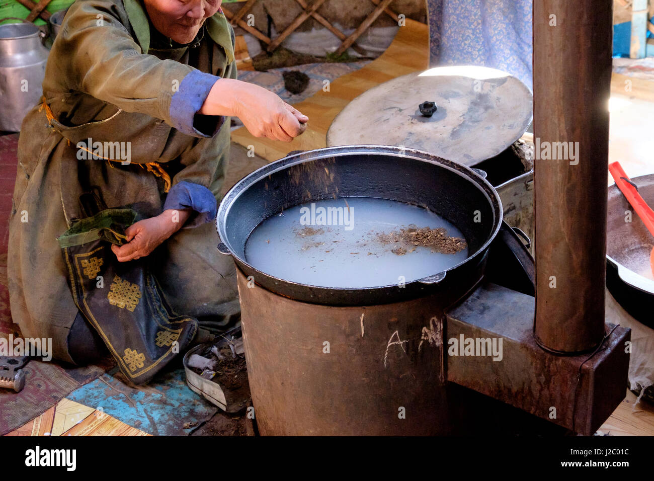 Asia Oeste De Mongolia El Mongol Mujer Agrega Tierra Caliente Té