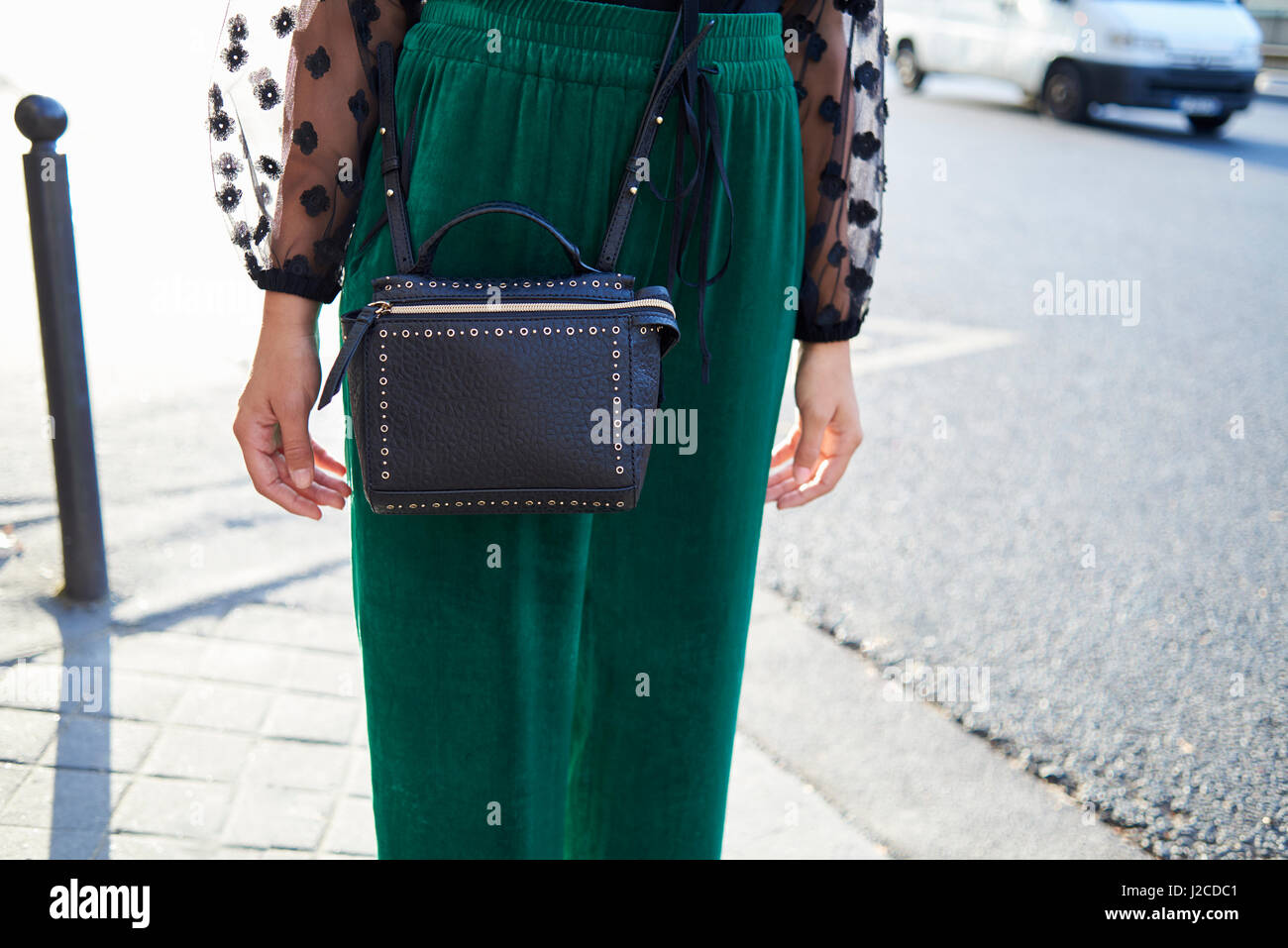 Comprar pantalón chándal verde militar online barato para mujer.