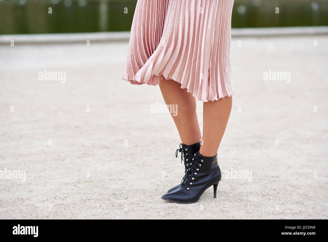 Mujer de falda plisada con botines lace up, bajo la sección Fotografía de  stock - Alamy