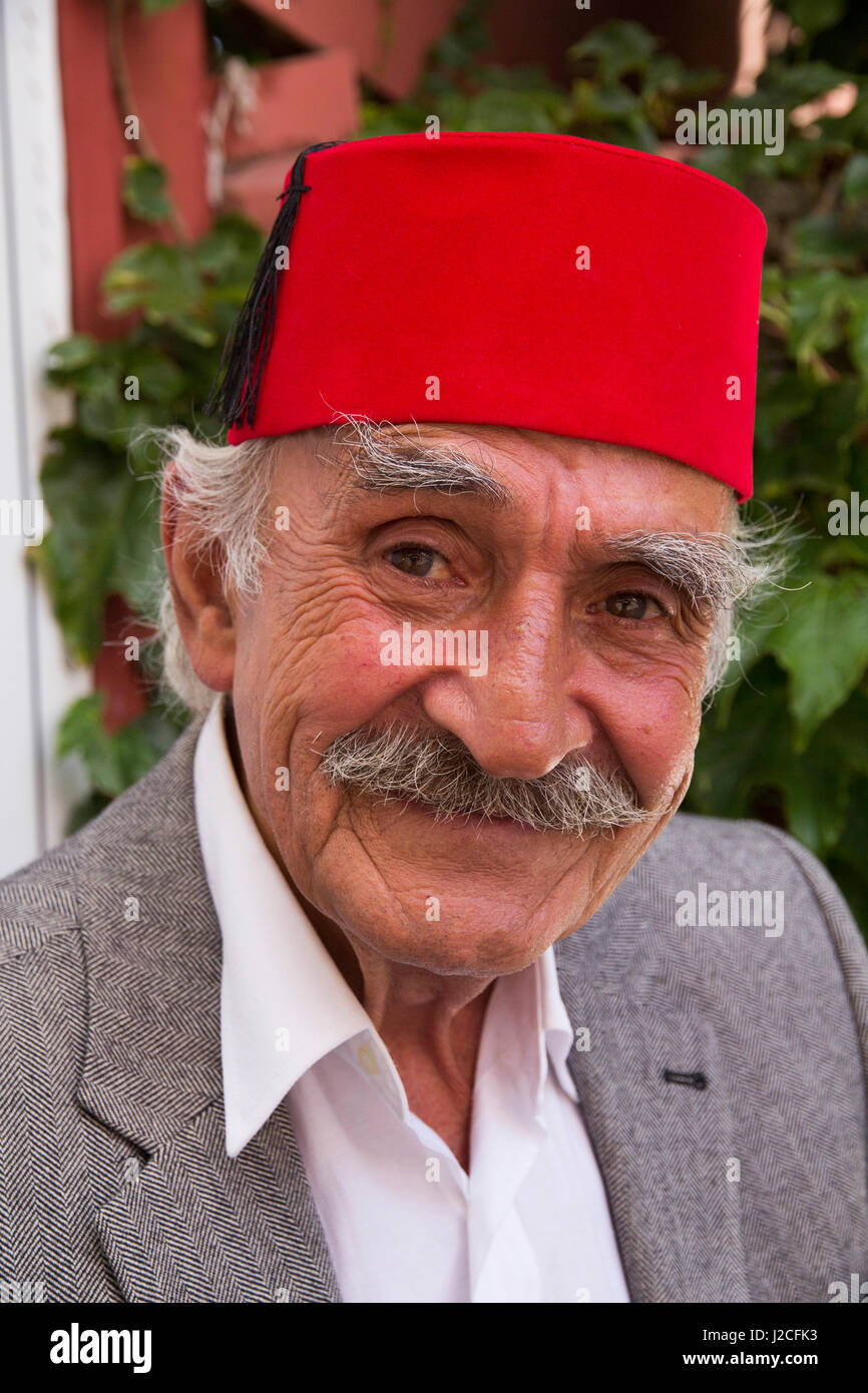 Turquía, Estambul. Anciano turco con Fez rojo sombrero. El tarboosh y la moderna de Fez, que es similar, debe gran parte de su desarrollo y la popularidad de la era Otomana. Sólo para uso editorial. Foto de stock