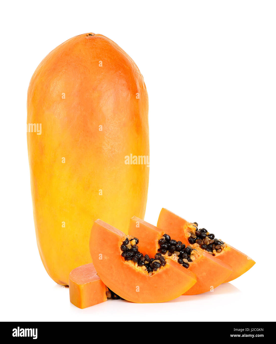 Papaya madura con rodajas aislado en el fondo blanco Fotografía de