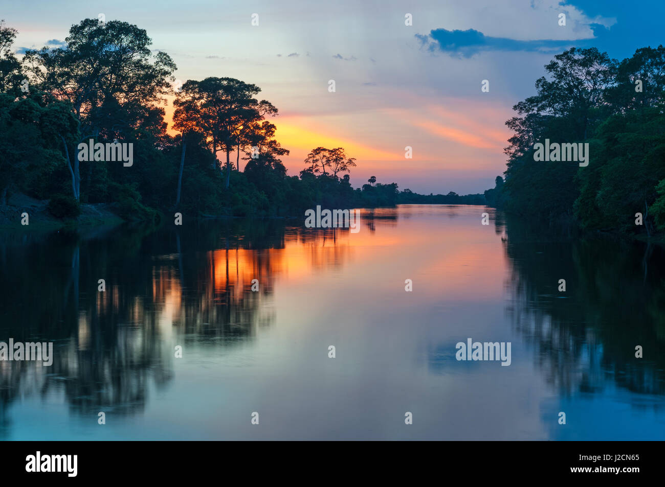 Puesta de sol a lo largo de las orillas del río Amazonas. Los afluentes del Amazonas atravesar