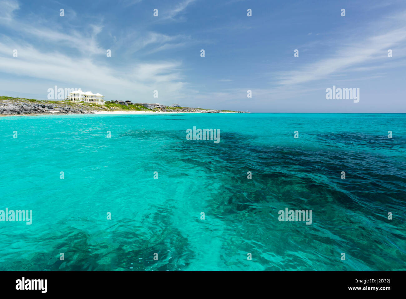 Las claras aguas azules en una tarde soleada de la isla de Exuma Staniel Cay, Bahamas Foto de stock