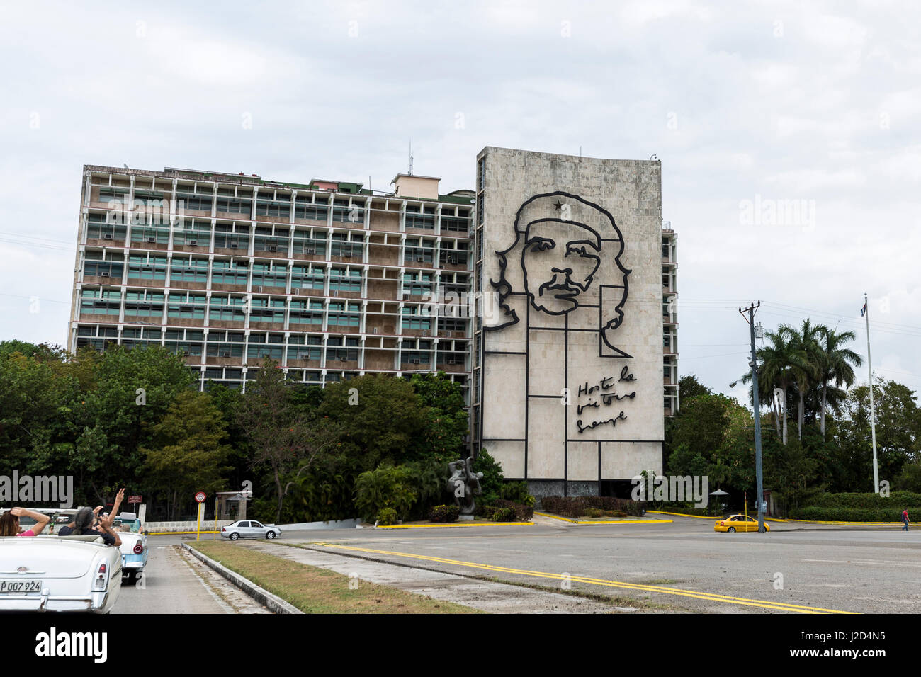 La cara del "Che" Guevara esbozado en el edificio del Ministerio del Interior en la Plaza de la revolución en La Habana, Cuba. Foto de stock