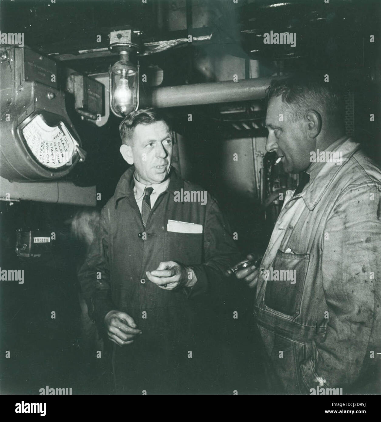 Un debate en la sala de máquinas durante pruebas de velocidad del petrolero "Galeomma', construida por J.L. Thompson & Sons, North Sands, Sunderland, de mayo de 1946 (TWAM ref. DS.JLT/4/PH/1/643/1/6). Foto de stock