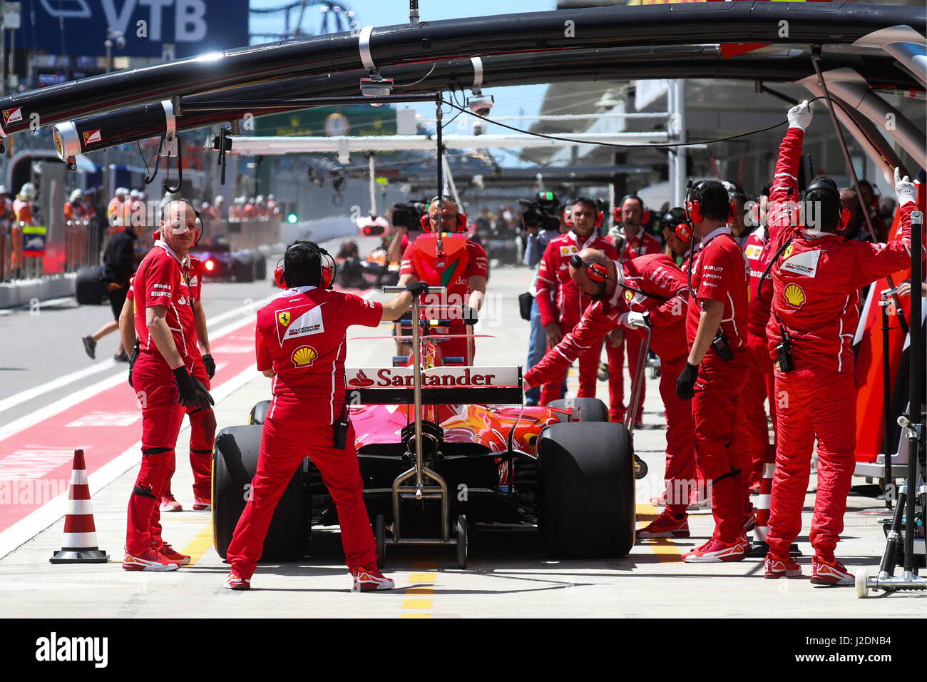 Sochi, Rusia. 28 abr, 2017. La Scuderia Ferrari F1 Team mecánica visto durante una sesión de práctica antes de la Fórmula Uno 2017 VTB ruso en el Grand Prix Sochi Autodrom circuito de carreras. Crédito: Vyacheslav Prokofyev/TASS/Alamy Live News Foto de stock
