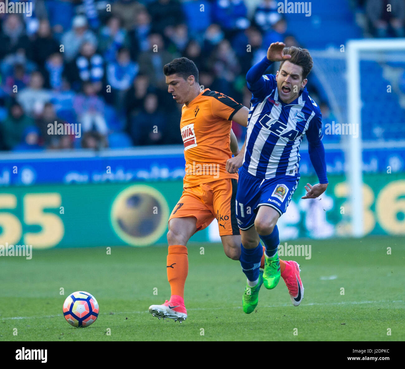 Jornada de la Liga Santander 2016 - 2017 temporada entre el Deportivo Alaves - S.D Eibar, jugado en el estadio de Mendizorroza Jueves, Abril 27th, 2017. Gazteiz, España. 7 Capa. Foto por Ion Alcoba | soporte fotográfico EXPRES Foto de stock