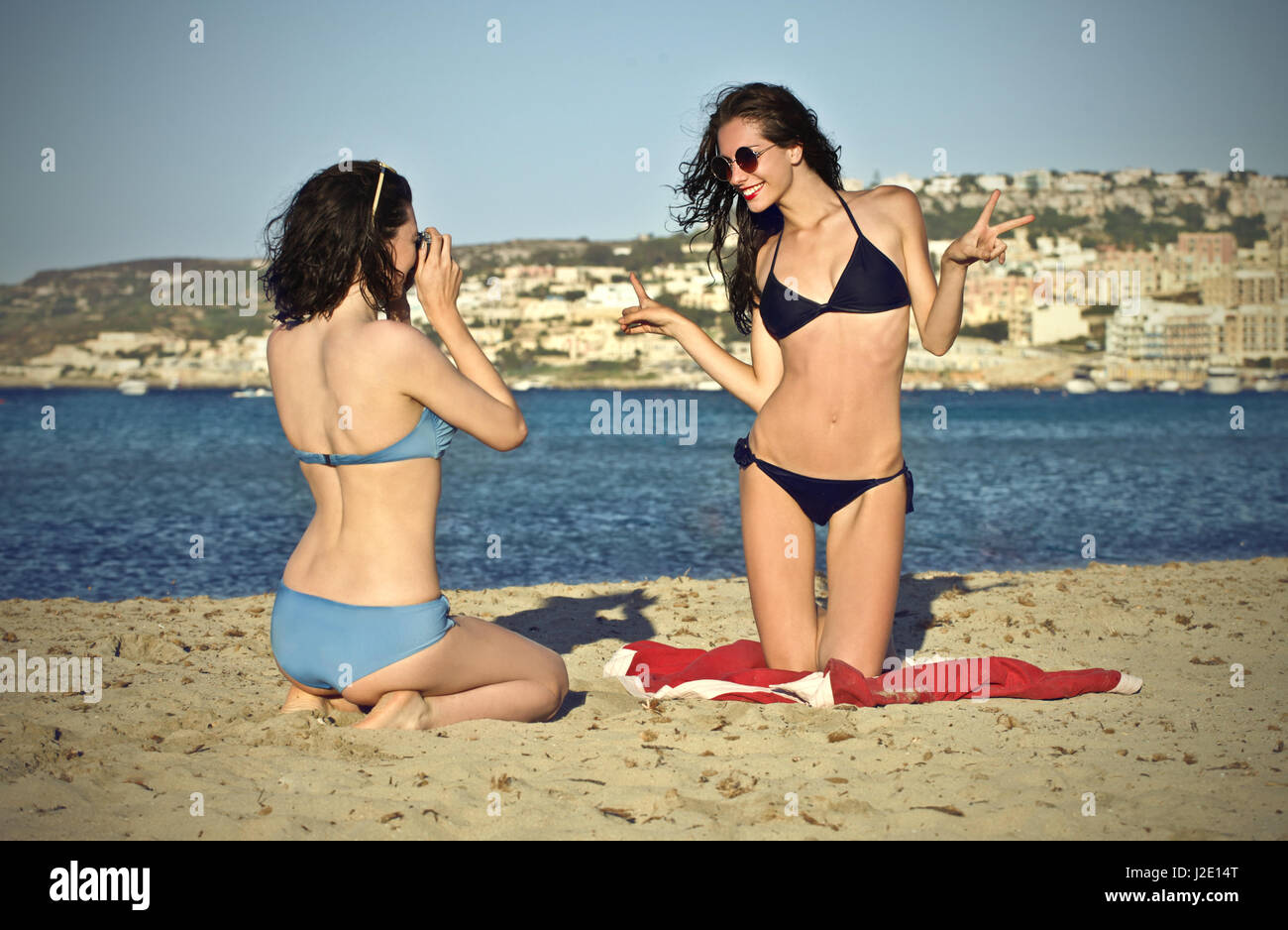 Mujeres en la playa fotografías e imágenes de alta resolución - Alamy
