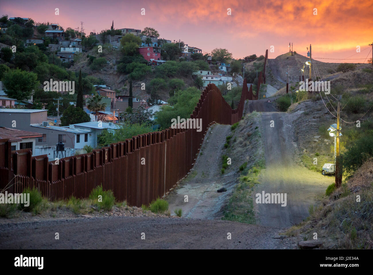 Nogales border fence mexico fotografías e imágenes de alta resolución