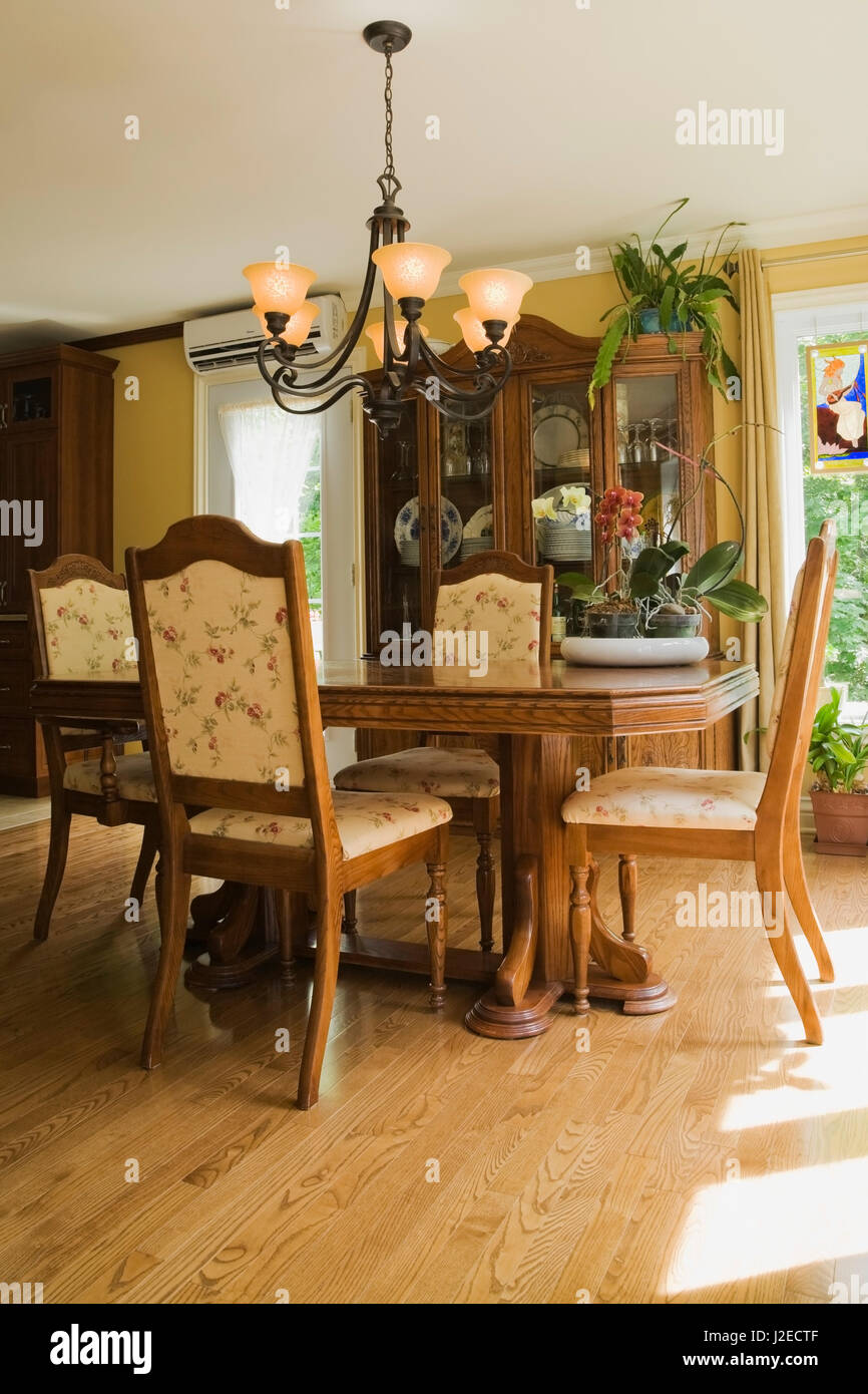 Mesa de comedor de madera antigua con sillas tapizadas en el comedor en el  interior de una casa residencial de estilo casa de campo Fotografía de  stock - Alamy