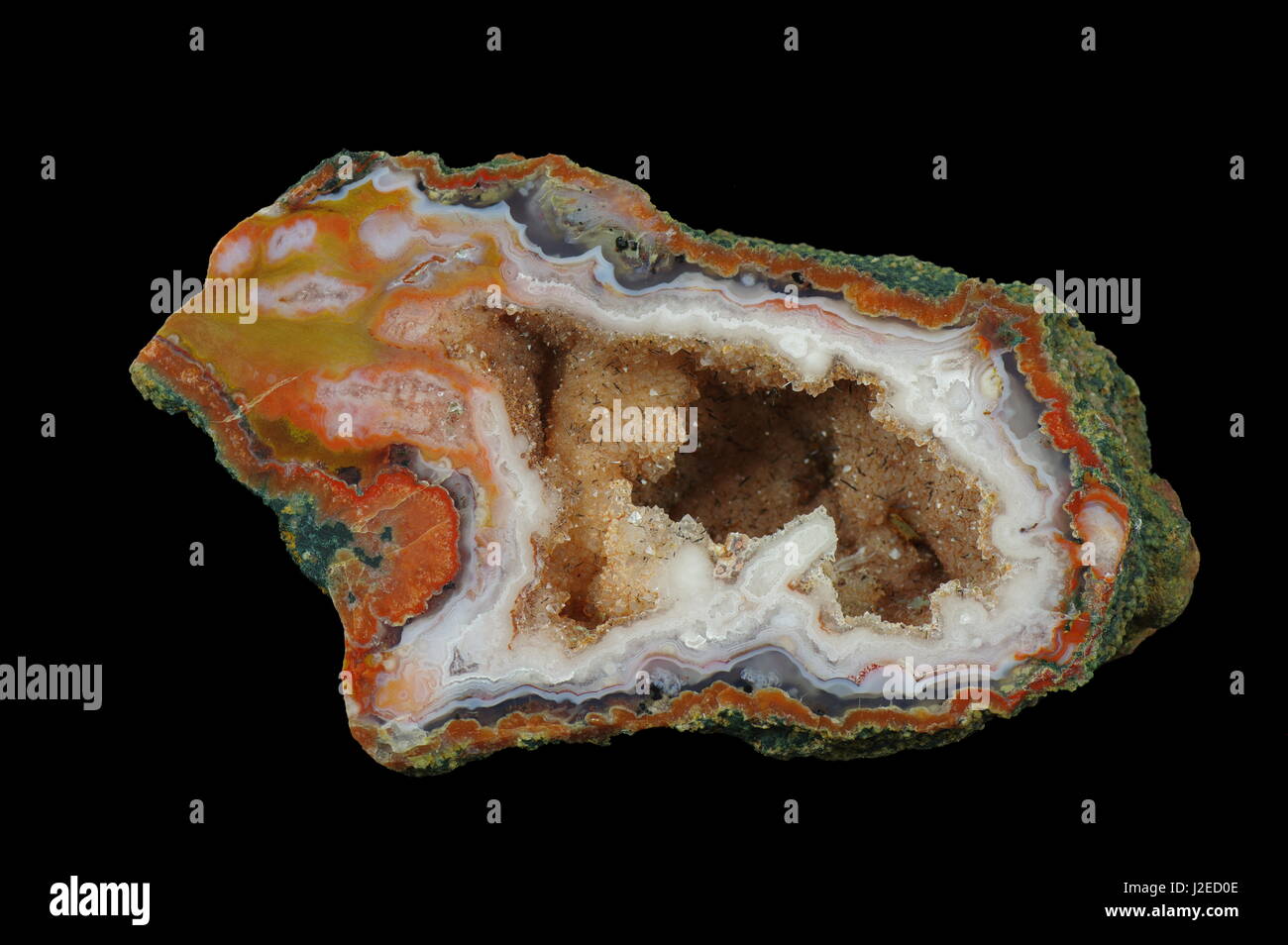 Una sección transversal de la piedra de ágata. Dentro de geoda es un "Pincel" de calcita con goethita. Origen: Asni, Atlas, Marruecos. Foto de stock