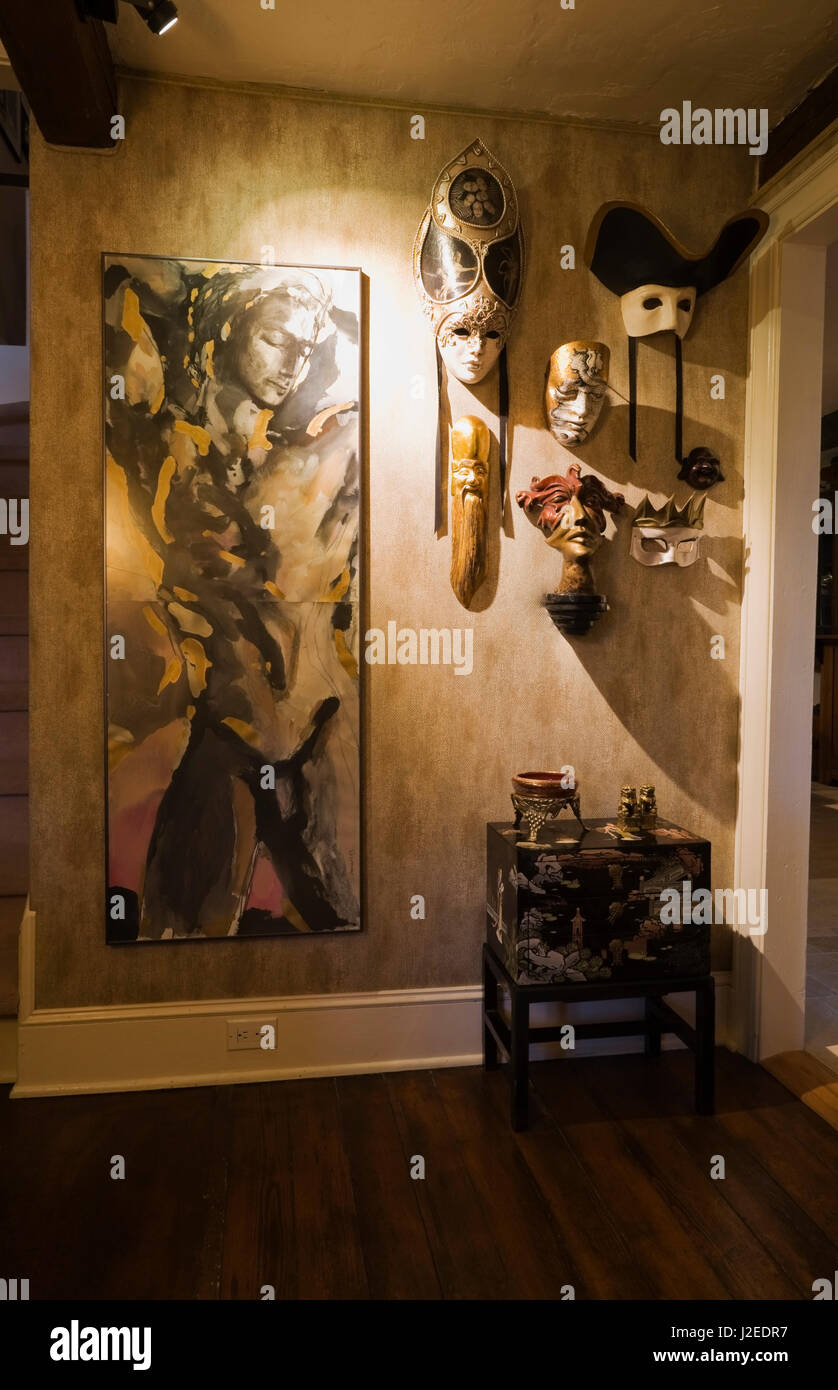 Paredes Decoradas Con Pinturas Y Mascaras En El Salon Dentro De