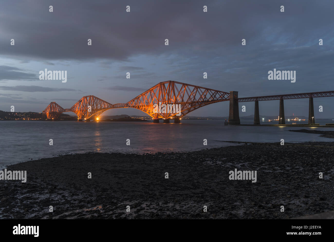 Forth Bridge al anochecer, mirando al norte, South Queensferry, Lothian, Escocia, Reino Unido Foto de stock