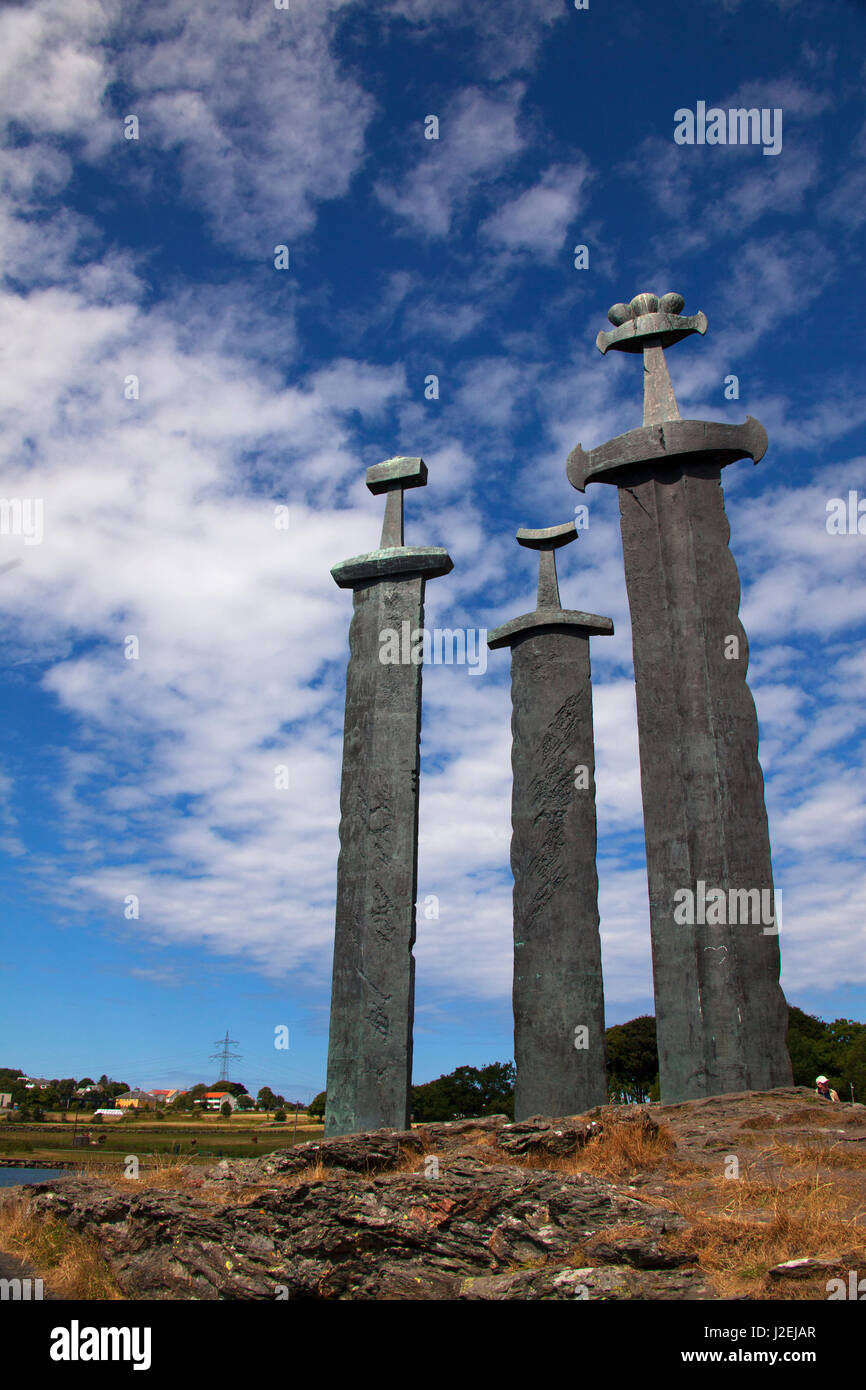 Noruega, Stavanger. Los Tres Espadas marcado Monumento de la batalla de  Hafrsfjord en Noruega Fotografía de stock - Alamy