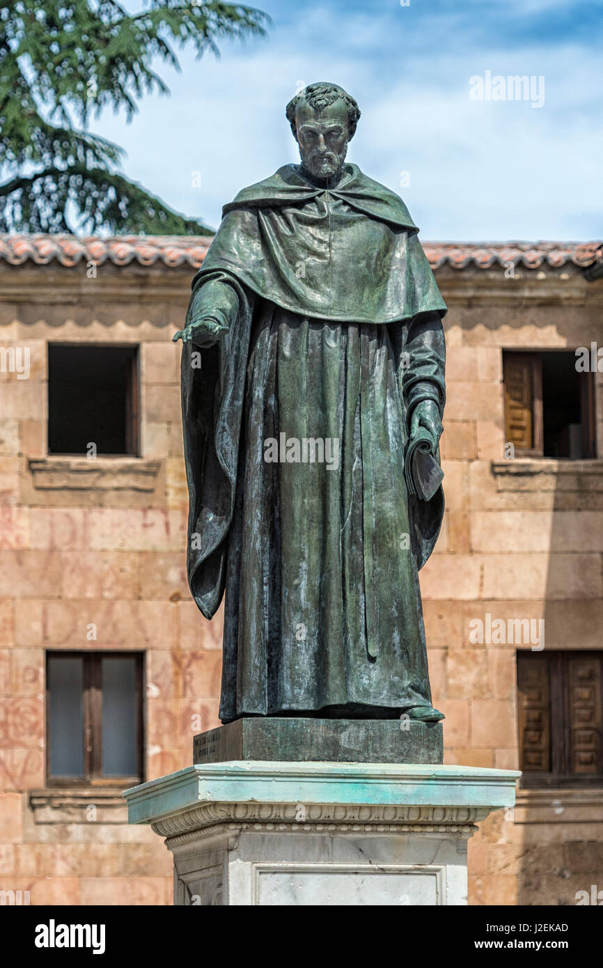 España, Salamanca, estatua de Frei Luis de León en el patio del clero, Universidad Pontificia de Salamanca Foto de stock
