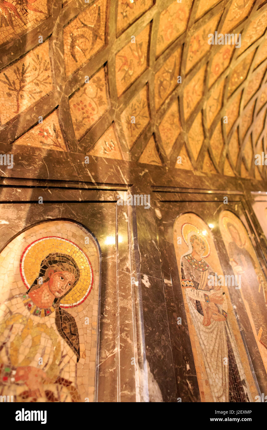 Obras de arte cristiano en el monasterio de Montserrat, en las afueras de Barcelona, España. Foto de stock