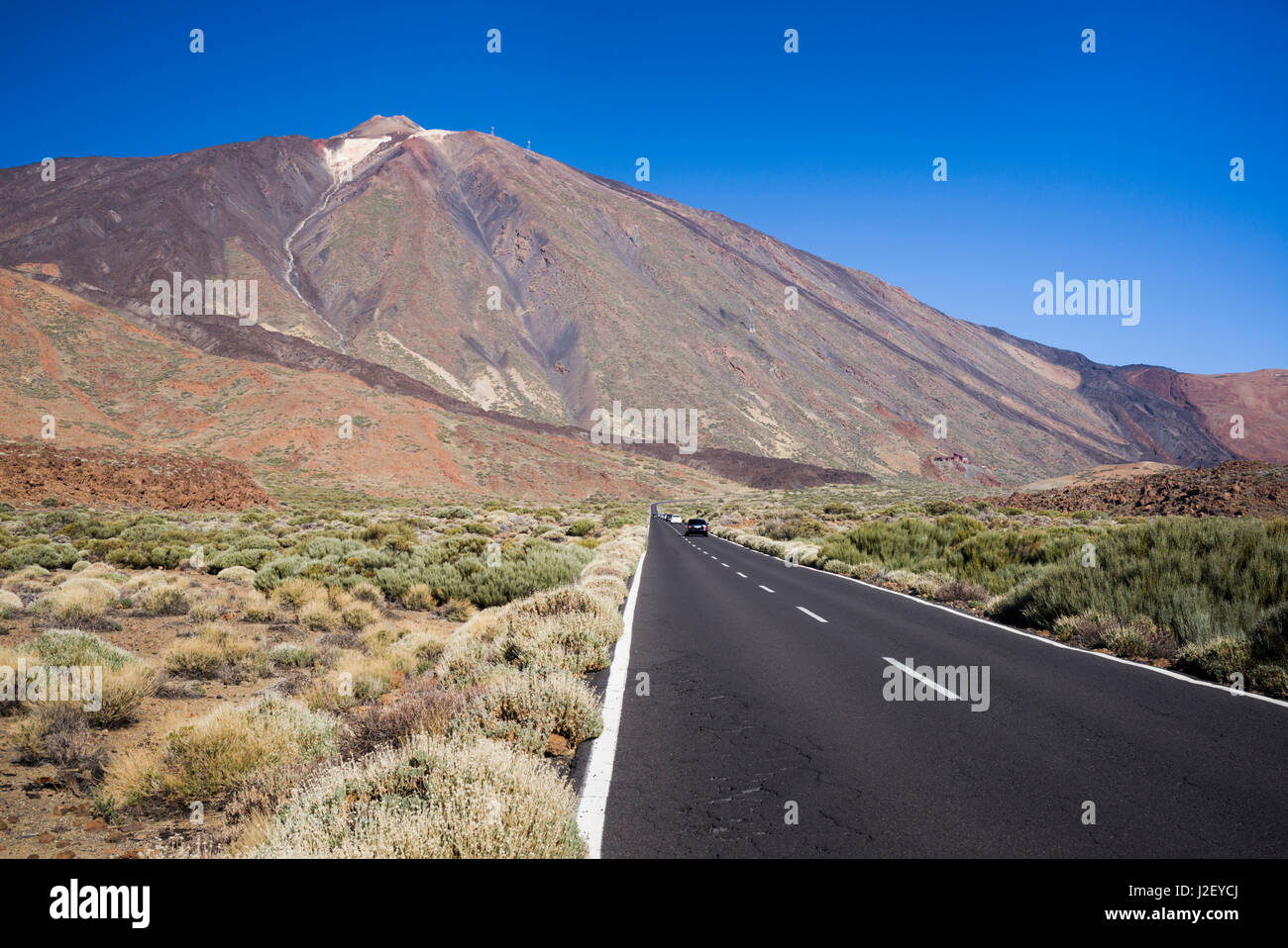 España, Islas Canarias, Tenerife, el Parque Nacional del Teide, el Pico del Teide y TF 21 road Foto de stock