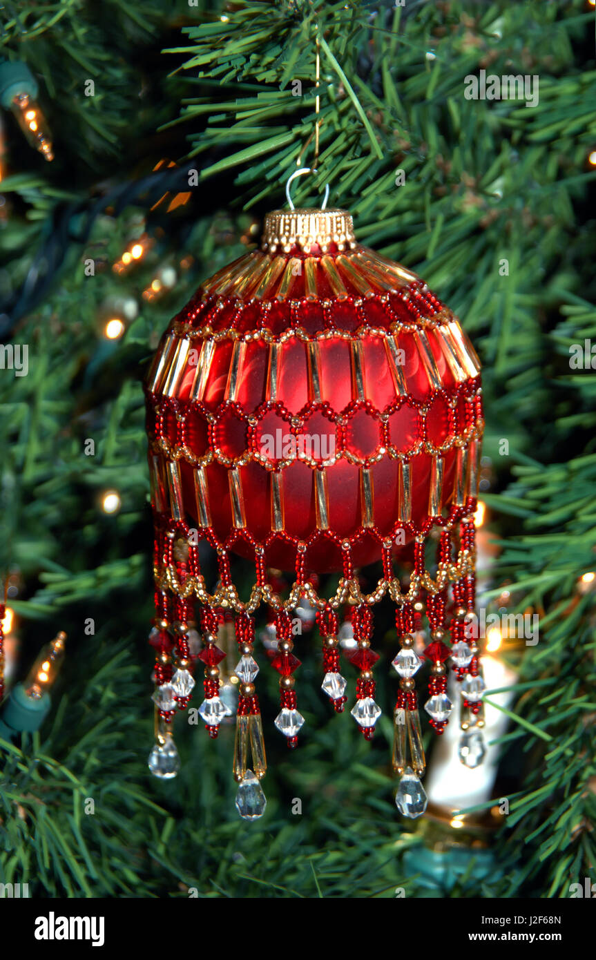 Hermosas Bolas De Navidad Caseras Pende Sobre El Verde De Las Ramas De Un Arbol De Navidad Bola Roja Esta Cubierto Con Cordones De Color Rojo Fotografia De Stock Alamy