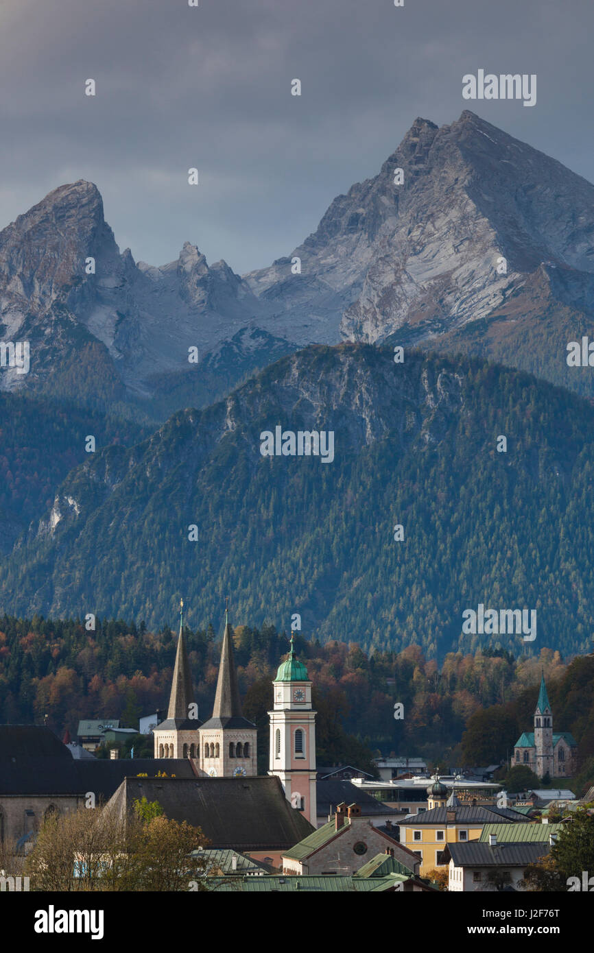 Alemania, Baviera, Berchtesgaden, niveles elevados de la ciudad con vista de la montaña de Watzmann (el. 2713 metros) Foto de stock