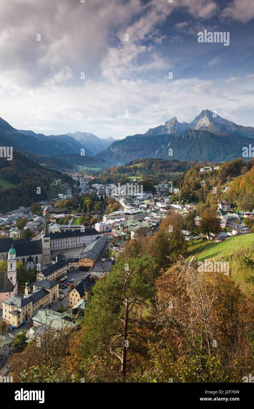 Alemania, Baviera, Berchtesgaden, niveles elevados de la ciudad con vista de la montaña de Watzmann (el. 2713 metros) Foto de stock