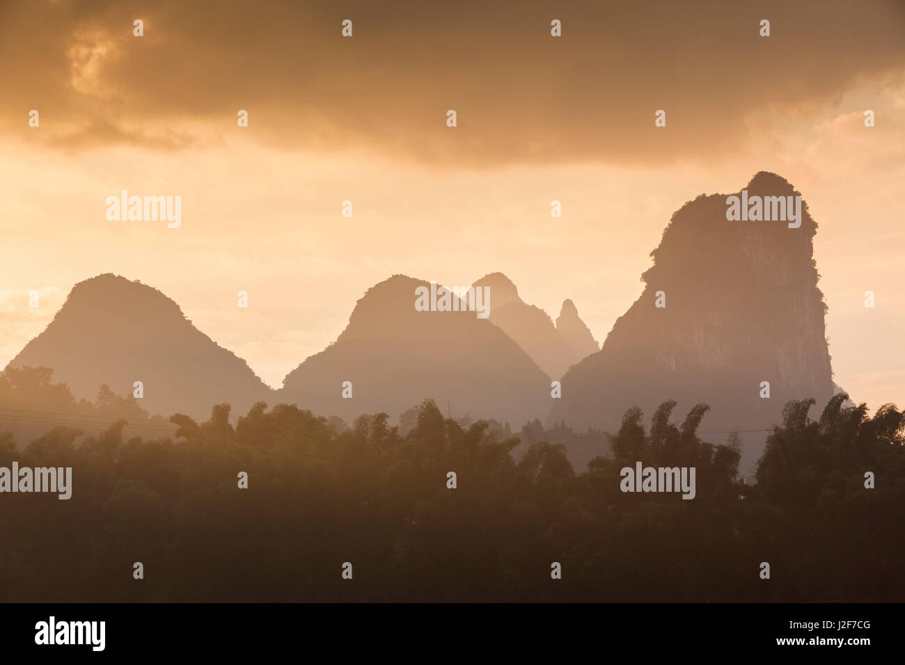 Las montañas de piedra caliza en Yangshuo al amanecer. Foto de stock