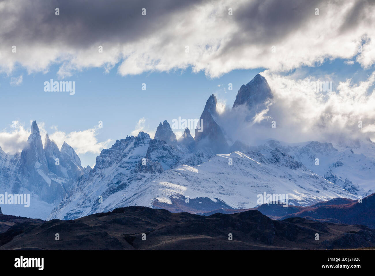 Paisaje montañoso con el Cerro Torre el Fitzroy en el sur de Los Andes Foto de stock