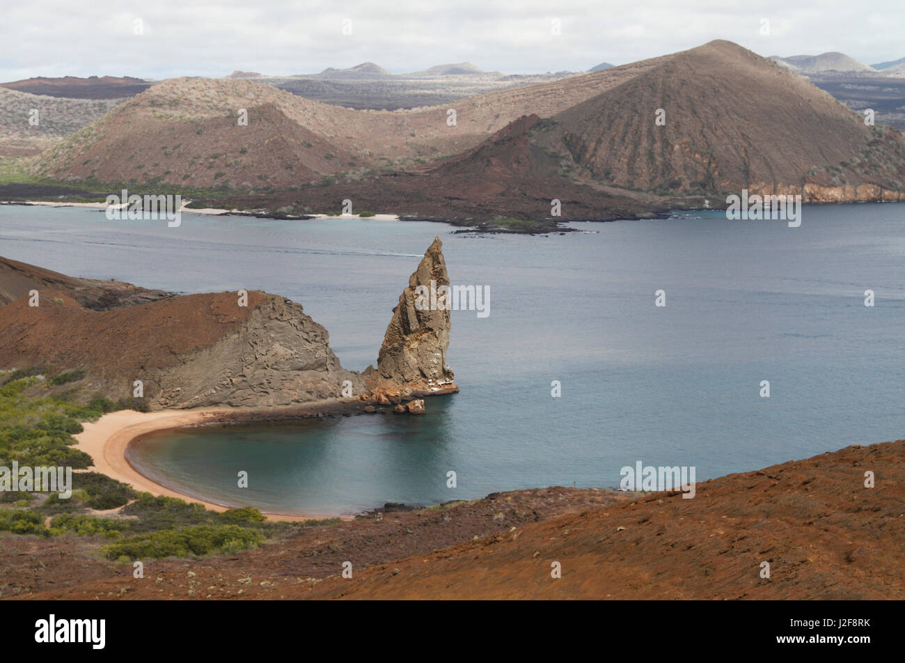 La Roca Pináculo en la isla de BartolomÃ© en las Islas Galápagos Foto de stock