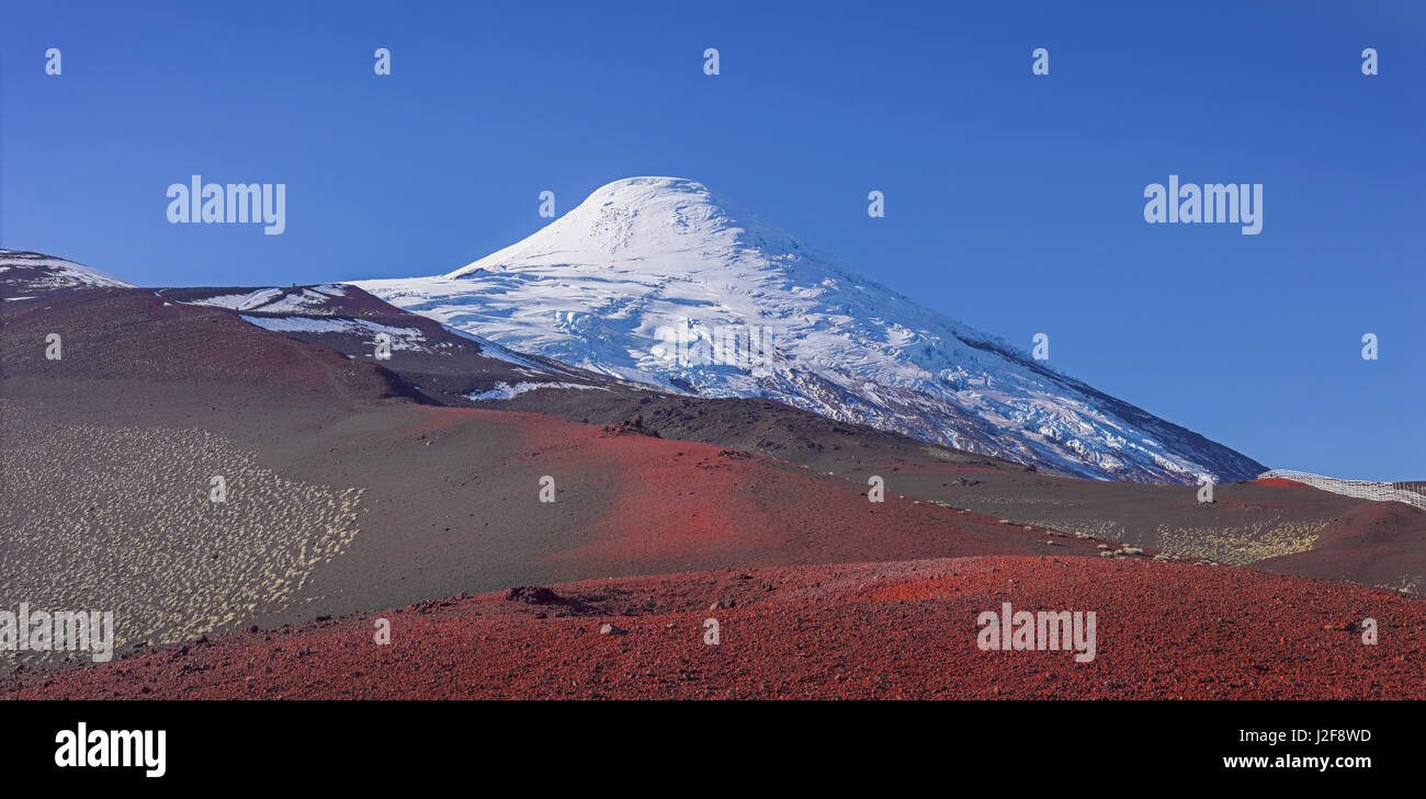 La nieve cubrió la parte superior del volcán Osorno Foto de stock