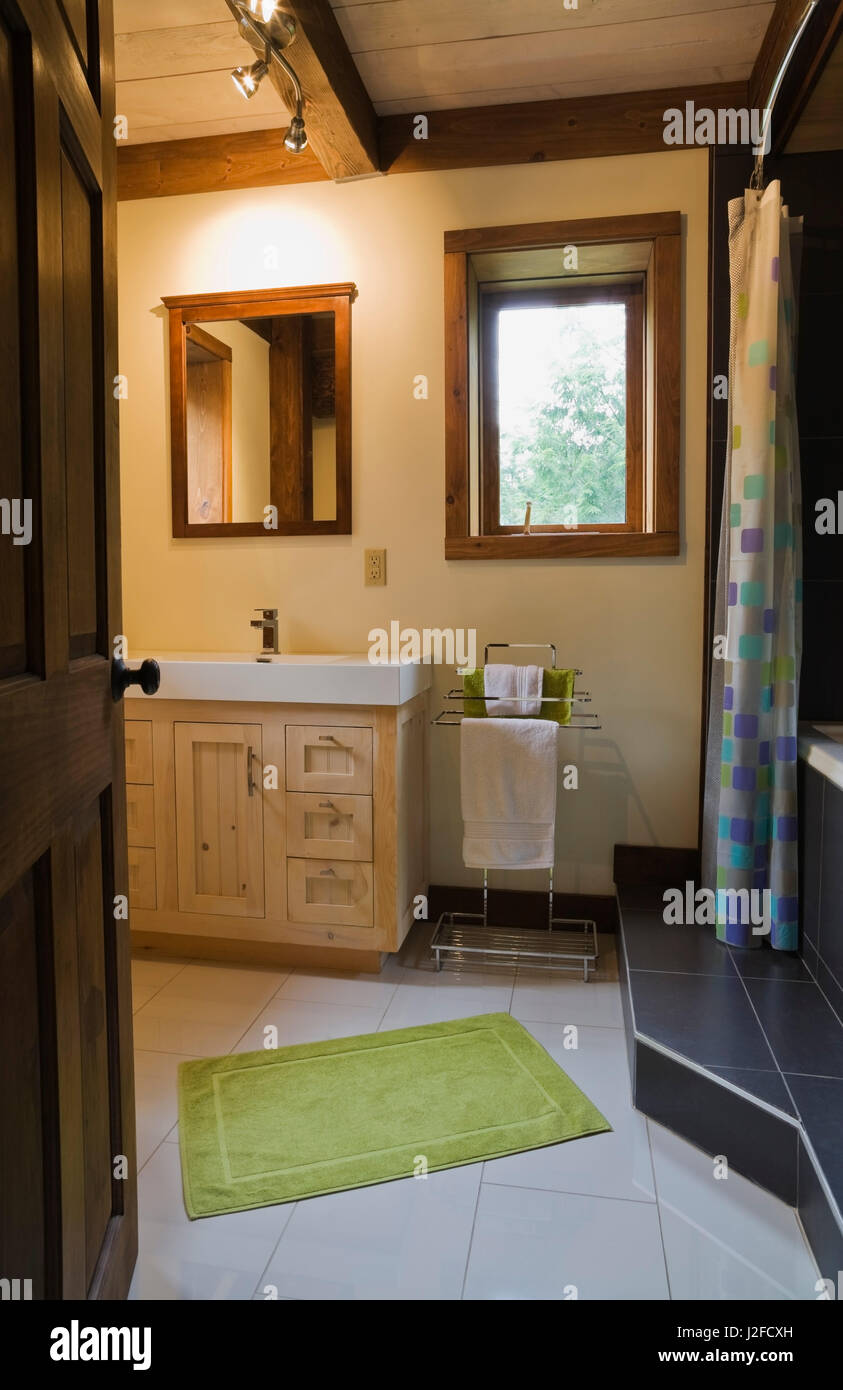 Baño principal dentro de un estilo casa de campo Casa de registro  Fotografía de stock - Alamy