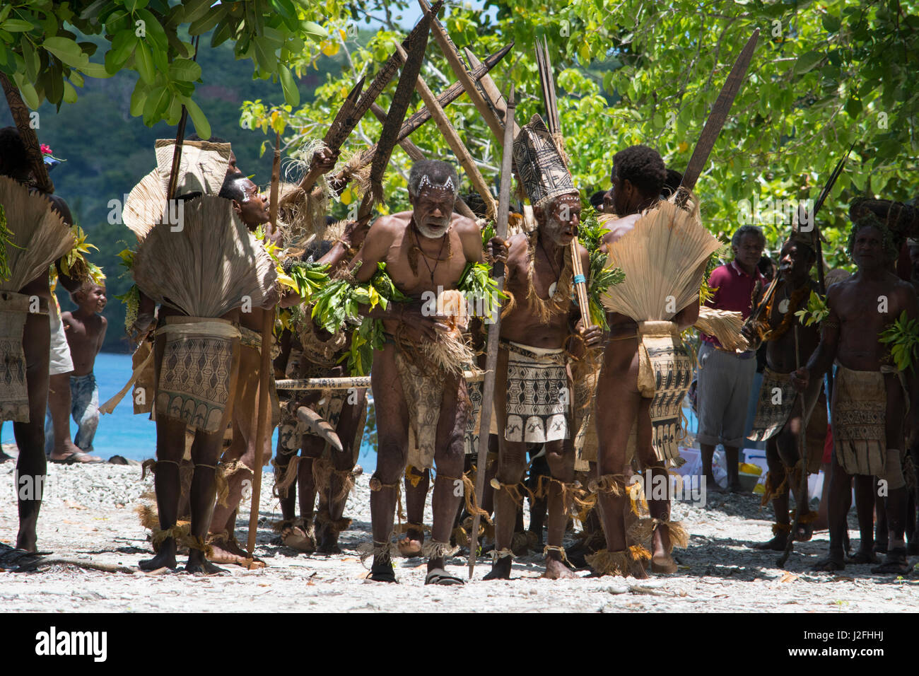 Melanesia, las Islas Salomón, la Isla Santa Cruz, Isla del grupo malo.  Pueblo de hombres en trajes nativos, hojas de palma y paño de tapas,  realizando la danza folklórica tradicional Fotografía de