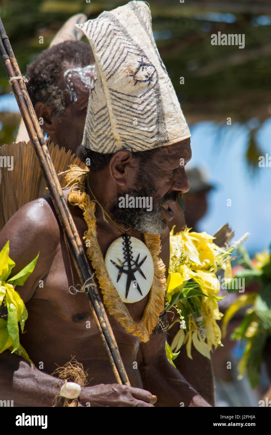 Melanesia, las Islas Salomón, la Isla Santa Cruz, Isla del grupo malo. Los  aldeanos en trajes nativos realizando danza folklórica tradicional. Hojas  de palmera y tapa la tela utilizada en traje Fotografía