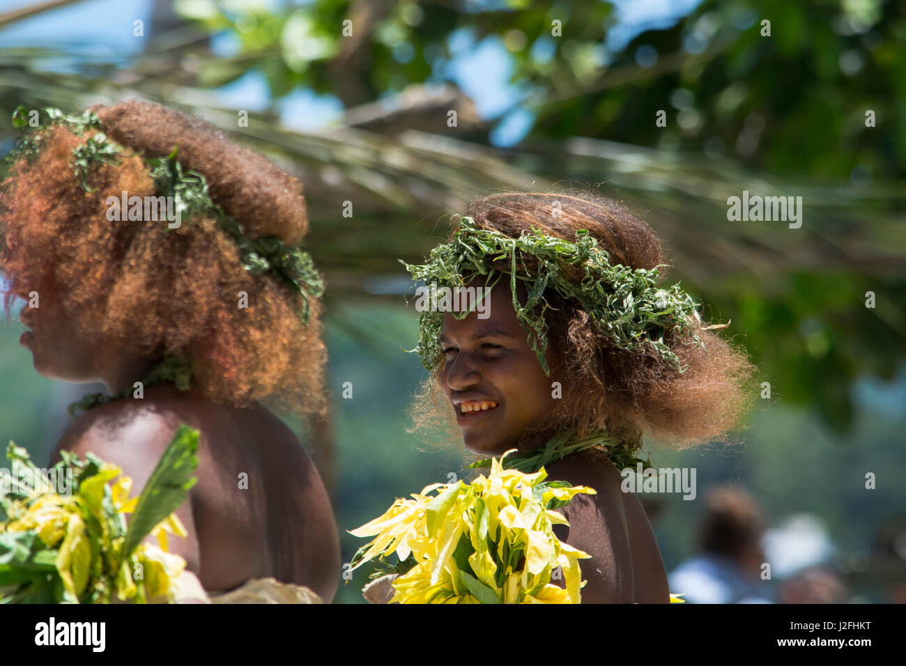 Melanesia, las Islas Salomón, la Isla Santa Cruz, Isla del grupo malo.  Chicas en trajes nativos con tuerca escarabajo dientes manchados Fotografía  de stock - Alamy