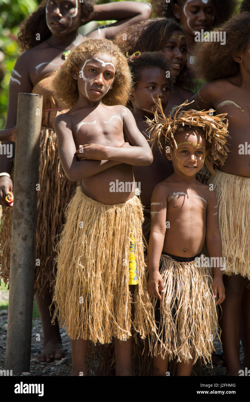 Melanesia, las Islas Salomón, la isla de Guadalcanal, ciudad capital de  Honiara. Kakabona Aldea Cultural. Chicas en faldas de hierba típica  Fotografía de stock - Alamy