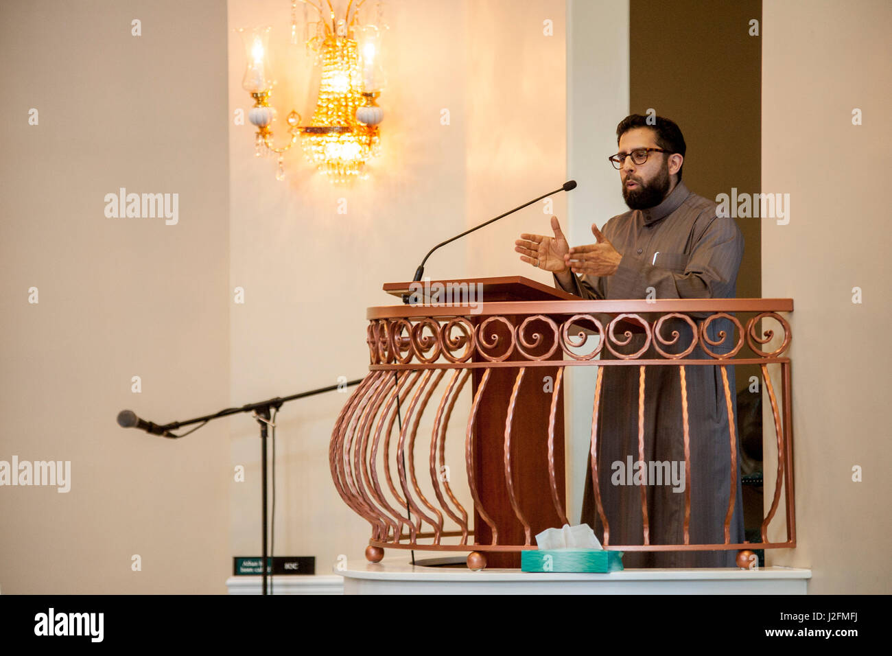 Un Iman realiza la oración de la tarde en una mezquita de Anaheim, CA, durante un servicio religioso musulmán. El sermón es también llamado el Jutbah. Foto de stock