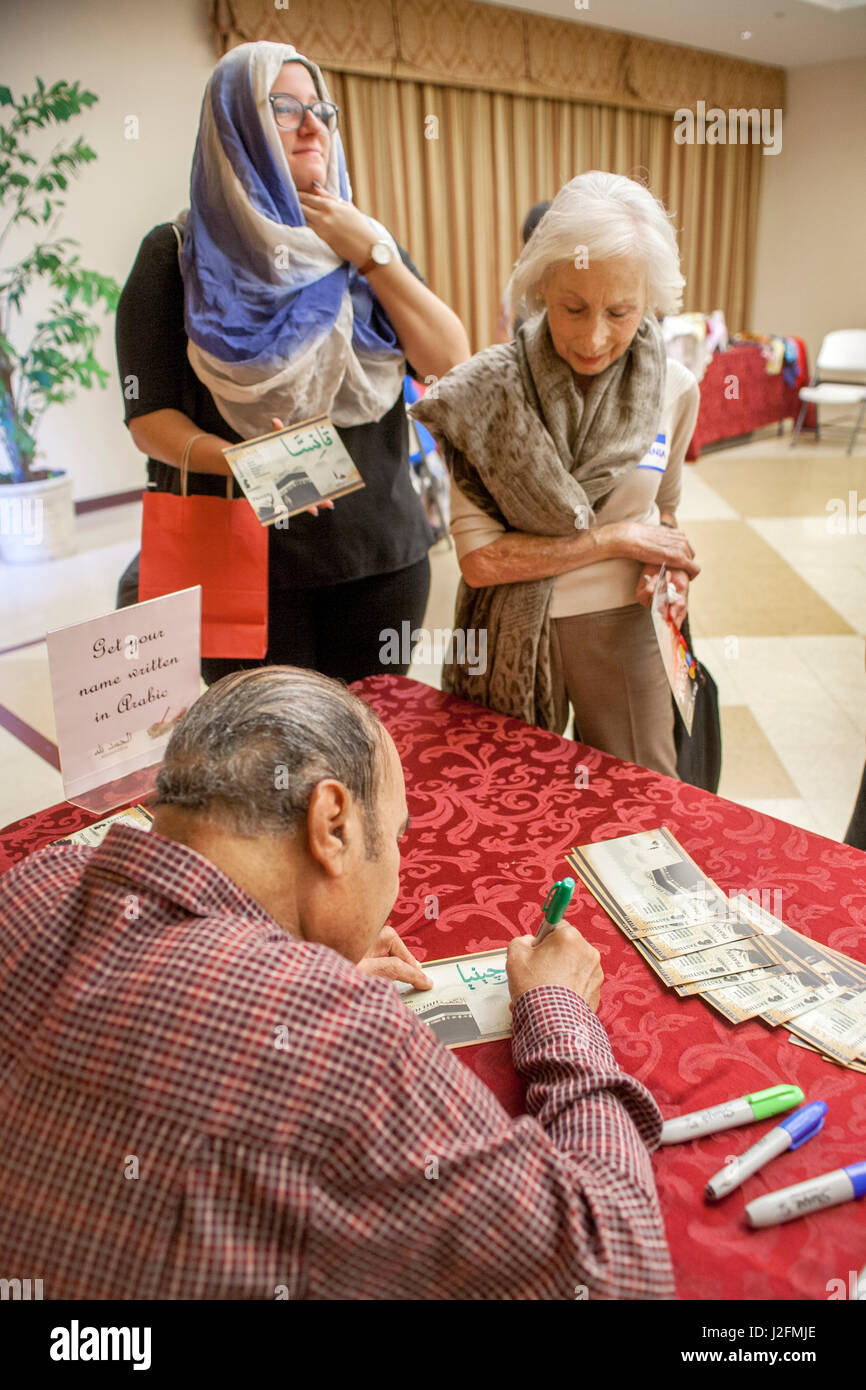 Un visitante a un Anahem, CA, la mezquita tiene su nombre escrito en árabe,  antes de ponerse un hijab, o la tradición islámica pañuelo de cabeza  femenina. Nota visitante a la izquierda