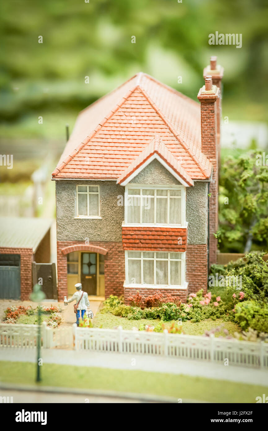 Modelo De Un Generico 1950 Britanico Suburbana De Estilo Chalet Y Jardin Fotografia De Stock Alamy