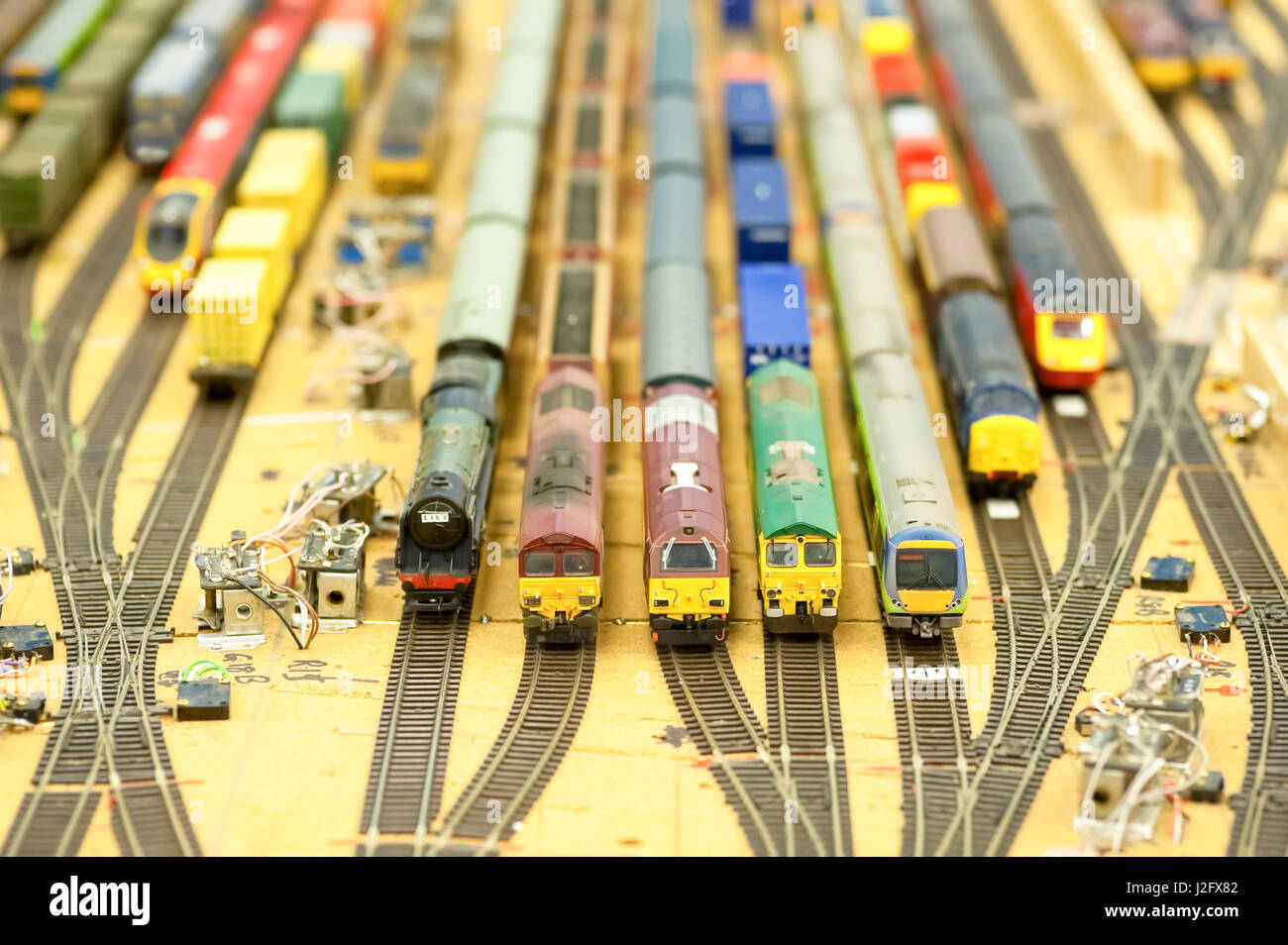 Colección de modelos de trenes en un trazado Fotografía de stock - Alamy
