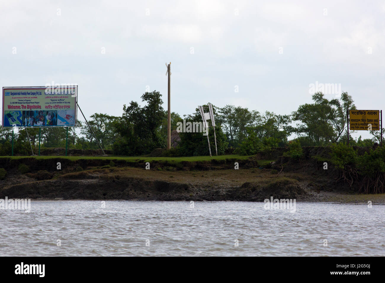 Rampal carbón power station project, una empresa conjunta se conoce como empresa (BIFPC Bangladesh-Indian Amistad) en la orilla del río Pasur. Foto de stock
