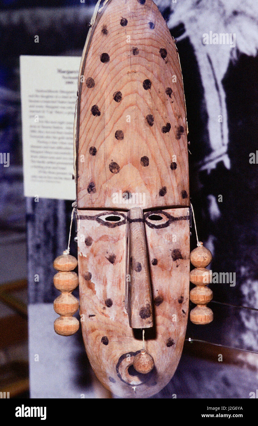 Artefactos Nativos Americanos de una máscara de danza ceremonial Athabaskan talladas en madera y pintadas. Alaska Foto de stock