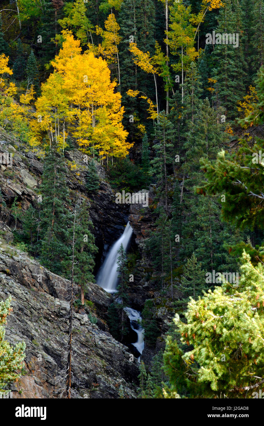 Cascada en las montañas de San Juan de Colorado Foto de stock