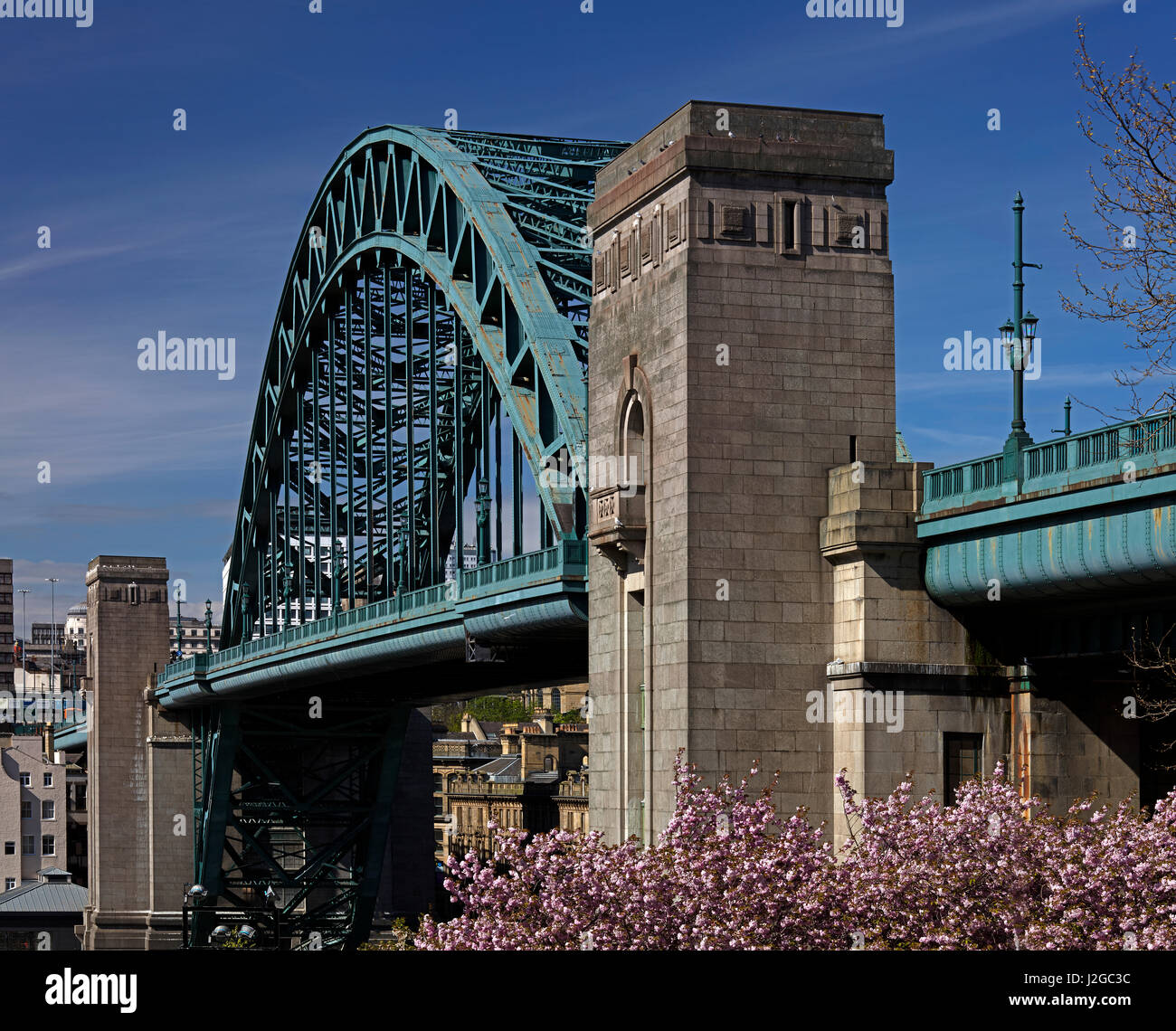 Una vista diurna del Tyne Bridge contra un cielo azul de la hora de verano en Newcastle Upon Tyne, al Noreste de Inglaterra, Reino Unido Foto de stock